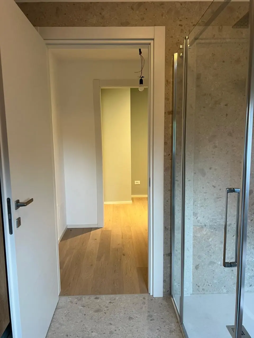 Bagno con doccia in marmo