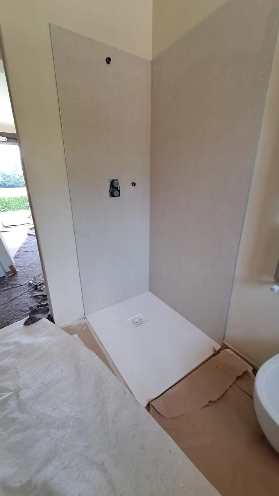 Doccia con rivestimento appena completato