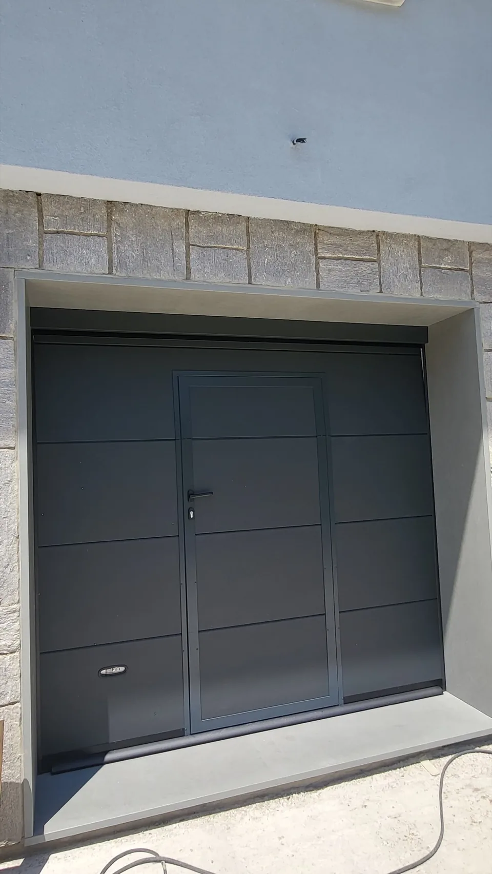 Facade with anthracite garage door