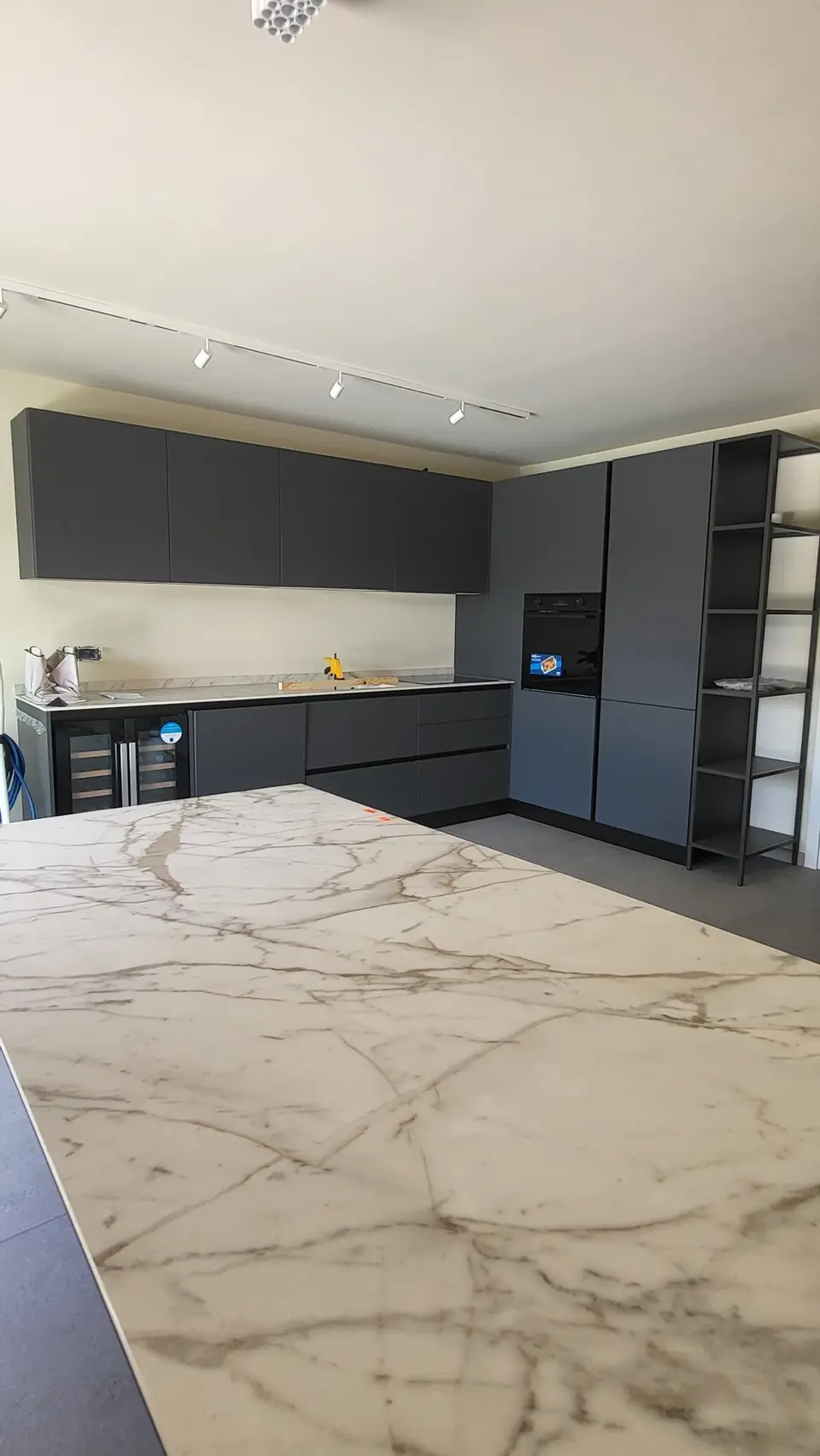 Kitchen with island and marble-effect worktop