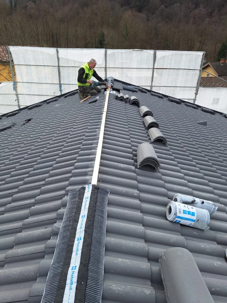 Flashing work on the roof ridge